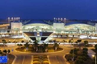 Το αεροδρόμιο Λάρνακας και το οδικό δίκτυο μπροστά από τον τερματικό σταθμό