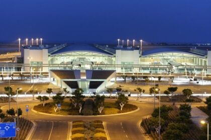 Το αεροδρόμιο Λάρνακας και το οδικό δίκτυο μπροστά από τον τερματικό σταθμό