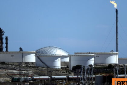 Αντλία πετρελαίου και χρηματιστηριακή απεικόνιση τιμών αργού