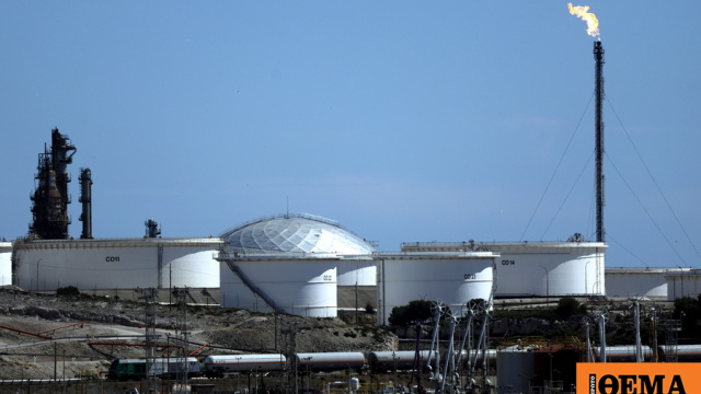 Αντλία πετρελαίου και χρηματιστηριακή απεικόνιση τιμών αργού