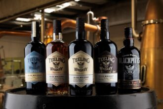 Φιάλες Teeling Whiskey σε χώρο του αποστακτηρίου στο Δουβλίνο