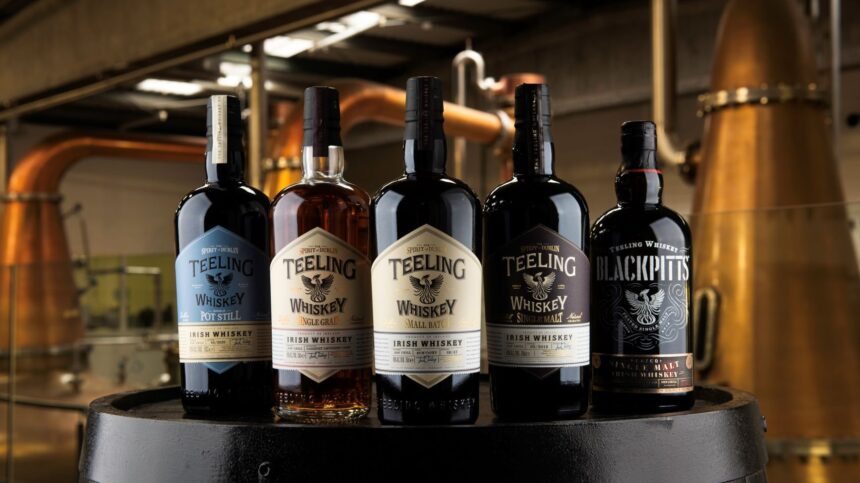 Φιάλες Teeling Whiskey σε χώρο του αποστακτηρίου στο Δουβλίνο