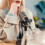 Παρουσιάστρια podcast μπροστά από μικρόφωνο σε στούντιο