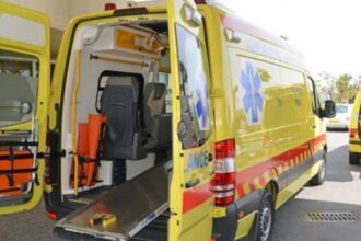 Ασθενοφόρο σε φωτογραφία αρχείου για το θανατηφόρο τροχαίο με θύμα 22χρονη στη Λάρνακα