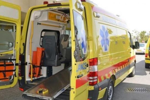 Ασθενοφόρο σε φωτογραφία αρχείου για το θανατηφόρο τροχαίο με θύμα 22χρονη στη Λάρνακα