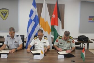 Ελλάδα και Τουρκία σε συμβολική απεικόνιση στρατηγικής αντιπαράθεσης στην Ανατολική Μεσόγειο