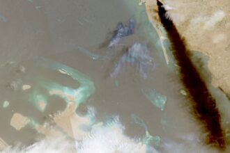 Οι Χούθι χτύπησαν εγκατάσταση της Aramco: Νέα κλιμάκωση στην Ερυθρά Θάλασσα – κεντρική εικόνα