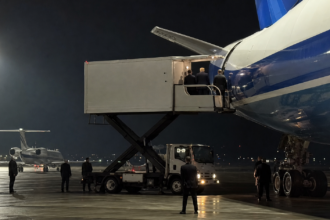 Αναπαράσταση της μυστικής μετακίνησης του Ντόναλντ Τραμπ με όχημα τροφοδοσίας αεροσκαφών στην Άγκυρα
