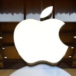 Λευκό λογότυπο Apple σε εσωτερικό κατάστημα