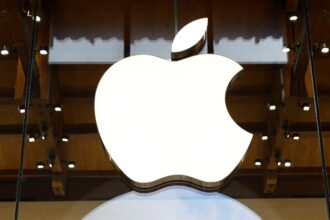 Λευκό λογότυπο Apple σε εσωτερικό κατάστημα