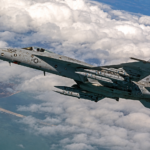 Αμερικανικό μαχητικό F/A-18 σε πτήση με πυραύλους μεγάλου βεληνεκούς κάτω από τις πτέρυγες