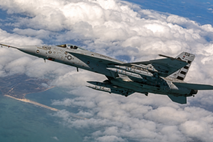 Αμερικανικό μαχητικό F/A-18 σε πτήση με πυραύλους μεγάλου βεληνεκούς κάτω από τις πτέρυγες
