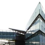 Κτίριο της Alpha Bank και τραπεζική στρατηγική καρτών