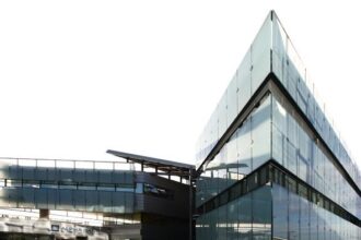 Κτίριο της Alpha Bank και τραπεζική στρατηγική καρτών