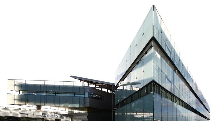 Κτίριο της Alpha Bank και τραπεζική στρατηγική καρτών