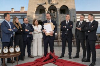 Σατιρική πολιτική εικονογράφηση με τον Νίκο Χριστοδουλίδη στο κέντρο έξω από το Προεδρικό και επτά πρόσωπα του ανασχηματισμού να τον κοιτούν απογοητευμένα