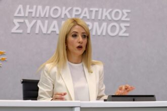 Η πρόεδρος του ΔΗΣΥ Αννίτα Δημητρίου σε συνεδρία του Δημοκρατικού Συναγερμού