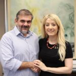 Η Αννίτα Δημητρίου με τον Μιχάλη Περσιάνη μετά την ανάθεση του χαρτοφυλακίου Ανθεκτικότητας και Ανάπτυξης