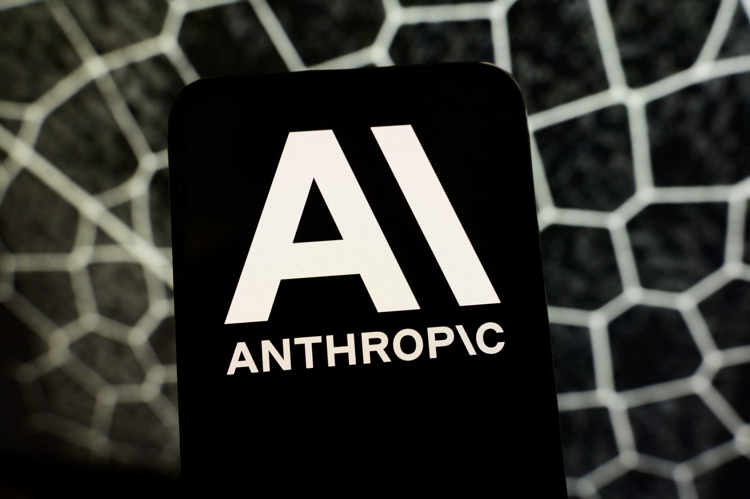 Το λογότυπο της Anthropic σε ψηφιακή συσκευή