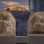 Συμβολική απεικόνιση χωρισμένων γλυπτών του Παρθενώνα με τον ναό στο βάθος