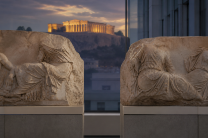 Συμβολική απεικόνιση χωρισμένων γλυπτών του Παρθενώνα με τον ναό στο βάθος