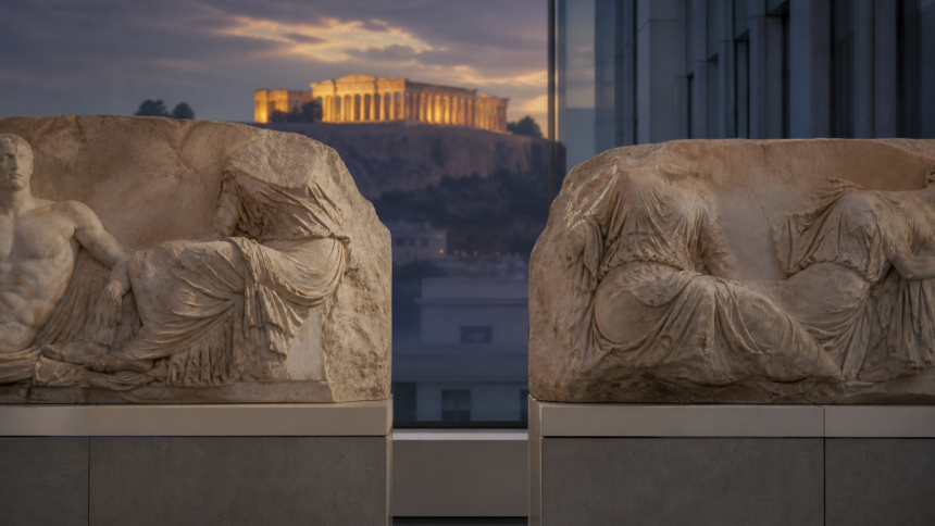 Συμβολική απεικόνιση χωρισμένων γλυπτών του Παρθενώνα με τον ναό στο βάθος