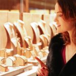Πολυτελή καταστήματα σε εμπορικό δρόμο της Κίνας