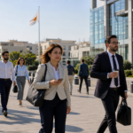 Εργαζόμενοι σε σύγχρονη επιχειρηματική περιοχή της Κύπρου με κυπριακή σημαία στο βάθος