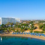 Το Crystal Springs Beach Hotel στον Πρωταρά που ανήκει στην Derova Ltd