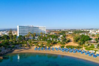 Το Crystal Springs Beach Hotel στον Πρωταρά που ανήκει στην Derova Ltd