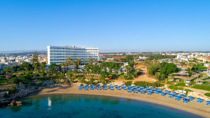 Το Crystal Springs Beach Hotel στον Πρωταρά που ανήκει στην Derova Ltd