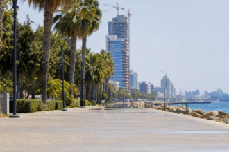 Παραλιακός δρόμος στην Κύπρο κάτω από έντονη ζέστη και θερμική αχλύ