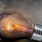 Σπασμένος λαμπτήρας σε συμβολική εικόνα για τη νέα διακοπή ρεύματος στην Κύπρο