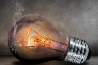Σπασμένος λαμπτήρας σε συμβολική εικόνα για τη νέα διακοπή ρεύματος στην Κύπρο