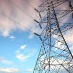 Πυλώνες μεταφοράς ηλεκτρικής ενέργειας στην Κύπρο σε συμβολική εικόνα