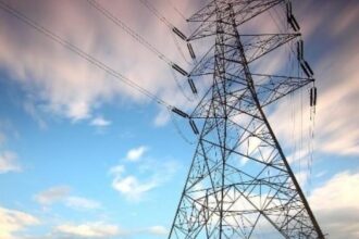 Πυλώνες μεταφοράς ηλεκτρικής ενέργειας στην Κύπρο σε συμβολική εικόνα