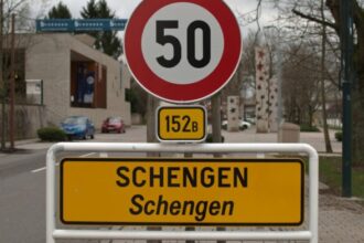 Πινακίδα Schengen σε ευρωπαϊκό σημείο διέλευσης συνόρων