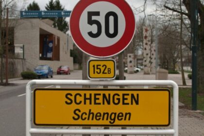 Πινακίδα Schengen σε ευρωπαϊκό σημείο διέλευσης συνόρων