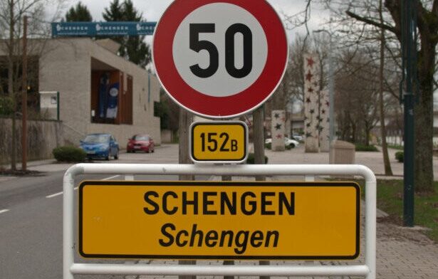 Πινακίδα Schengen σε ευρωπαϊκό σημείο διέλευσης συνόρων