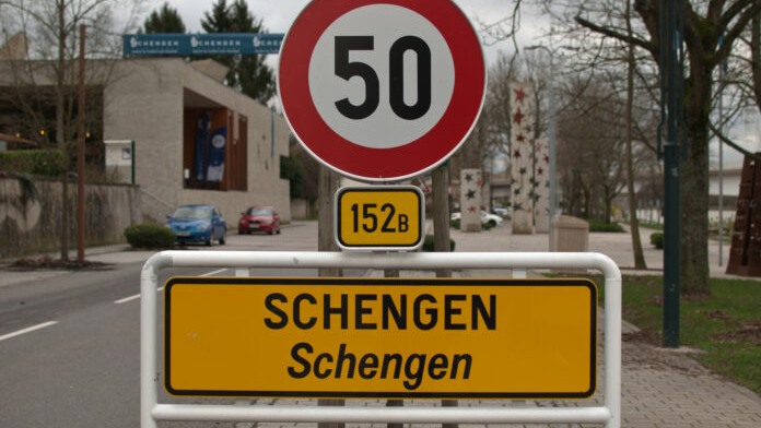 Πινακίδα Schengen σε ευρωπαϊκό σημείο διέλευσης συνόρων