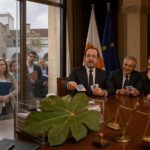 Σατιρική πολιτική σύνθεση με τον Νίκο Χριστοδουλίδη να μοιράζει κάρτες διορισμών ενώ προσοντούχοι πολίτες περιμένουν έξω με τα βιογραφικά τους