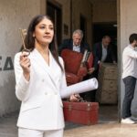 Σατιρική πολιτική εικονογράφηση με τη Σοφία Χριστοδούλου να κρατά το κλειδί και σχέδιο ανακαίνισης του κουρασμένου πολιτικού σπιτιού της ΕΔΕΚ