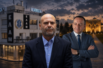 Πολιτική εικονογράφηση με τον Χρίστο Χρίστου και τον Γεάδη Γεάδη μπροστά από το οίκημα του ΕΛΑΜ και το Προεδρικό Μέγαρο στο βάθος