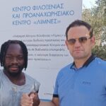 Ο Τσαρλς Ελουντού και ο Σπύρος Νεοφυτίδης έξω από το Κέντρο Φιλοξενίας και Προαναχωρησιακό Κέντρο Λίμνες