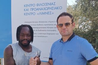 Ο Τσαρλς Ελουντού και ο Σπύρος Νεοφυτίδης έξω από το Κέντρο Φιλοξενίας και Προαναχωρησιακό Κέντρο Λίμνες