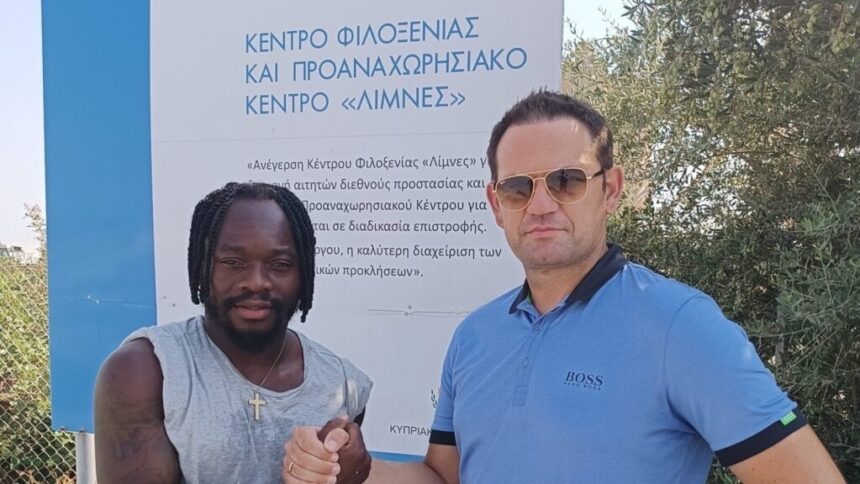 Ο Τσαρλς Ελουντού και ο Σπύρος Νεοφυτίδης έξω από το Κέντρο Φιλοξενίας και Προαναχωρησιακό Κέντρο Λίμνες