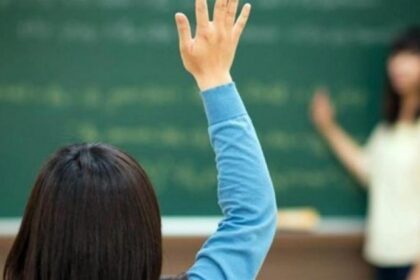 Άδεια σχολική αίθουσα σε ορεινό χωριό ως σύμβολο δημογραφικής συρρίκνωσης