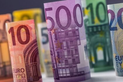 Χαρτονομίσματα ευρώ που συμβολίζουν τις ευρωπαϊκές αποταμιεύσεις
