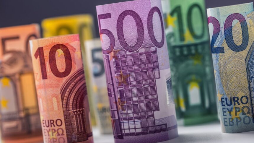 Χαρτονομίσματα ευρώ που συμβολίζουν τις ευρωπαϊκές αποταμιεύσεις