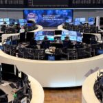 Αίθουσα διαπραγμάτευσης ευρωπαϊκού χρηματιστηρίου με οθόνες αγορών